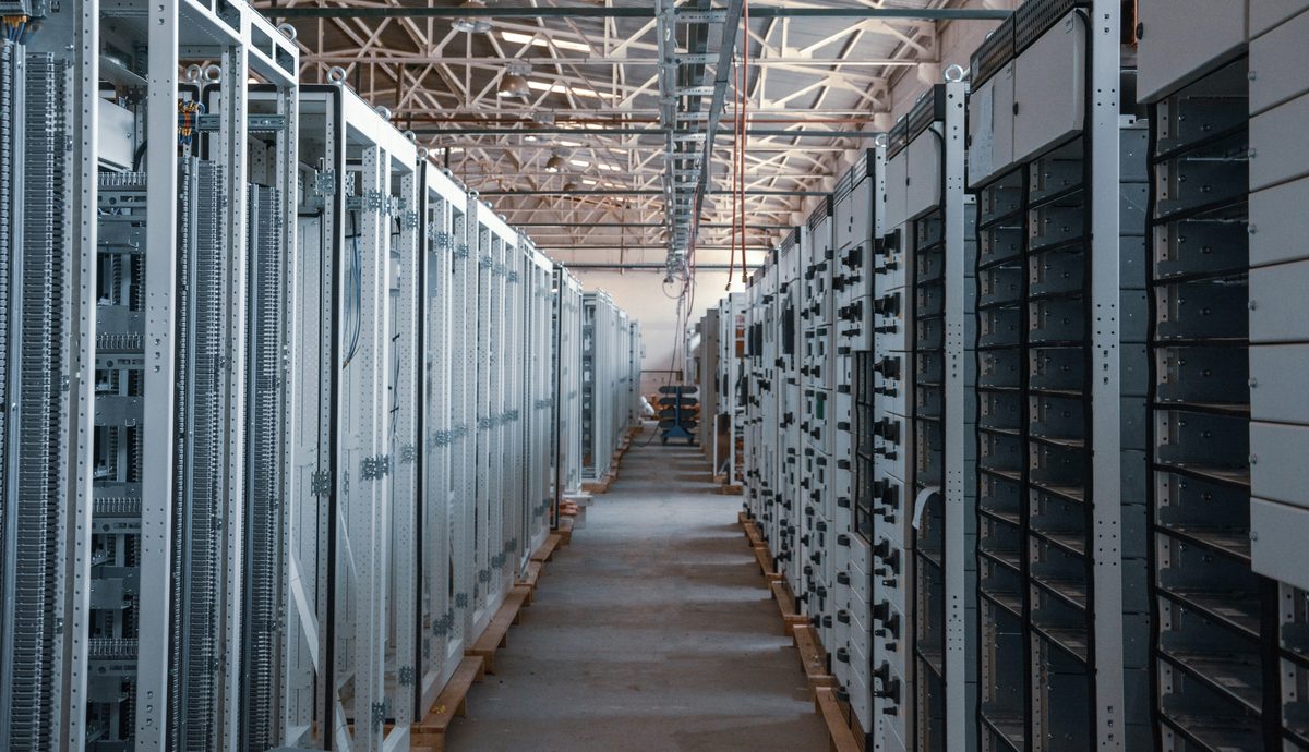 Modern data center server aisle — context for XEYAR DRACO data center UPS deployment